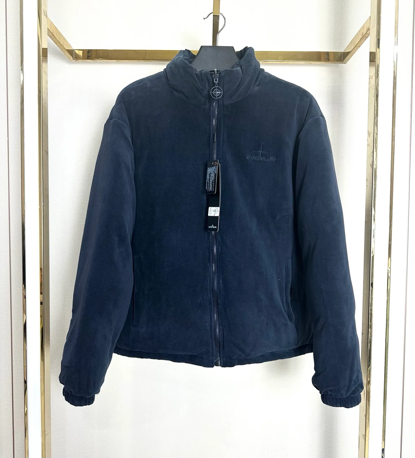 P340 (reverse picture) Stone Island double-sided thickened olley velvet embroidered cotton jacket. Color: black, military green, khaki, navy blue. Double-sided thickened ollie velvet. Thicker than most on the market. The reverse side is made of fine olley velvet with small particles. Double-sided design! Two clothes for one! Double the warmth! In addition, it has been treated with anti-static treatment, so it does not shed lint or stick to hair! The texture is quite good! Very high quality! Thousands of stitches of embroidery on the chest add a sense of design to the entire dress! The stand-up collar design makes the upper body look more energetic! It fits the neck very well and has better thermal insulation effect! Both the cuffs, hem and lining are all hemmed! Exquisite workmanship! More durable and less likely to deform! Pattern correction! Every detail is in place! The upper body effect is amazing, very firm! And it hides the flesh very well and makes you look slim! You can match it with whatever you want!